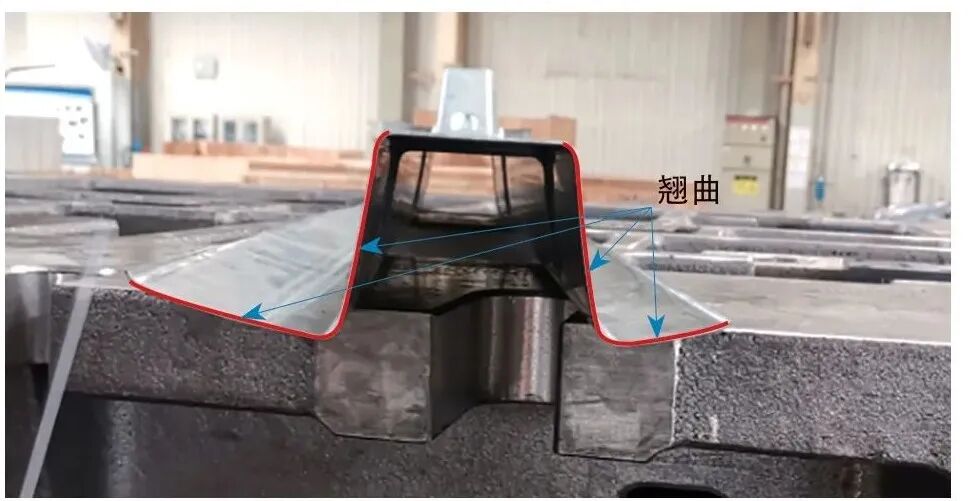 关于纵梁翘曲问题的研究的图1