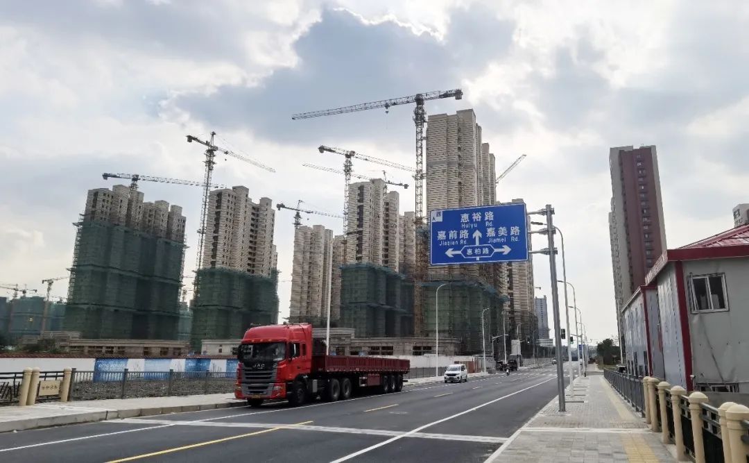 近日,嘉定区南翔镇嘉程路(惠裕路-惠平路)道路及桥梁新建工程竣工.