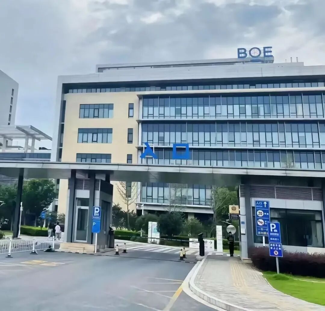 东西湖京东方入职就交社保，包吃住，宿舍4人间，免费体检，恒温车间，月6000