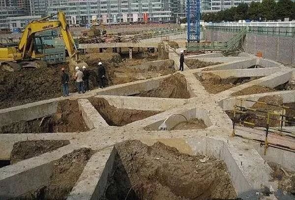 施工现场常有上下立体交叉的作业,以及空间贯通状态下同时进行的高处