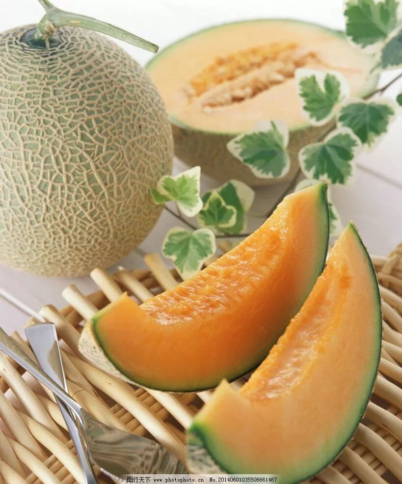 早餐: 红豆薏米粥 奶油馒头 鸡蛋 餐前水果: 哈密瓜 午餐: 香菇墨鱼