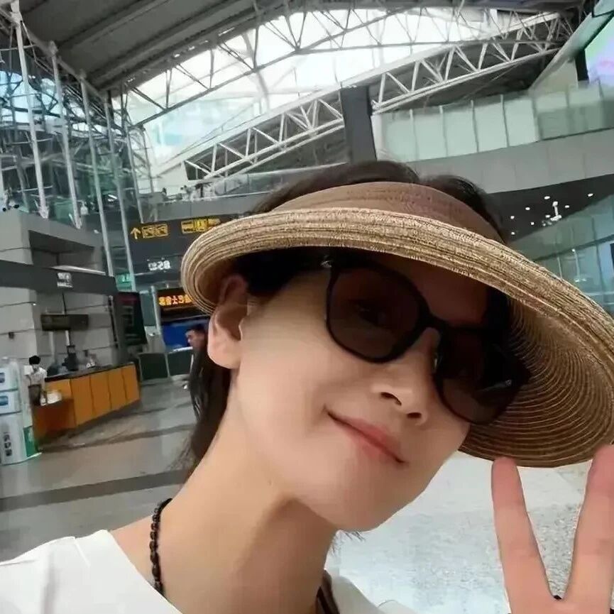 潘雨辰近况:只字不提前夫侯勇,与女儿相依为命,如今45岁如冻龄少女
