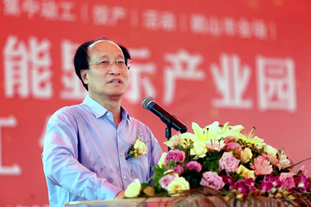 信义玻璃执行董事李圣根表示,我们以信誉至上,义气争荣,自强不息,善待