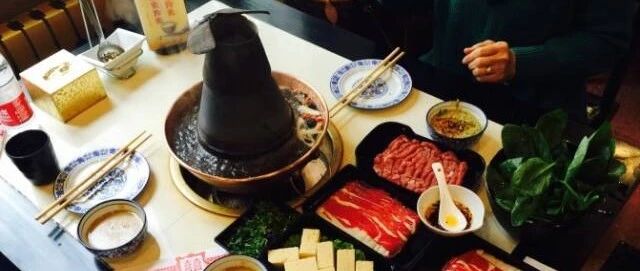 今儿这天，必须得约顿铜锅涮肉啊！10家馆子咱挨个吃！