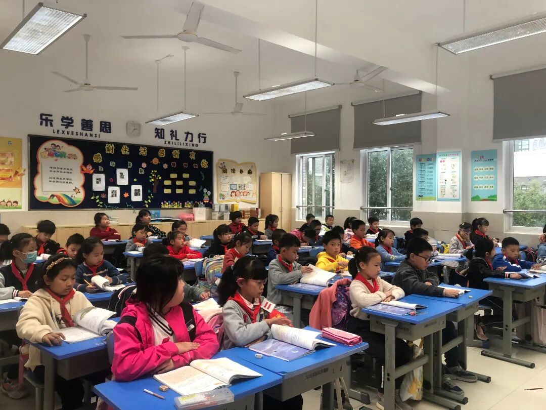 教室灯更柔和了孩子们的眼睛亮了3年我市完成2503间中小学教室照明
