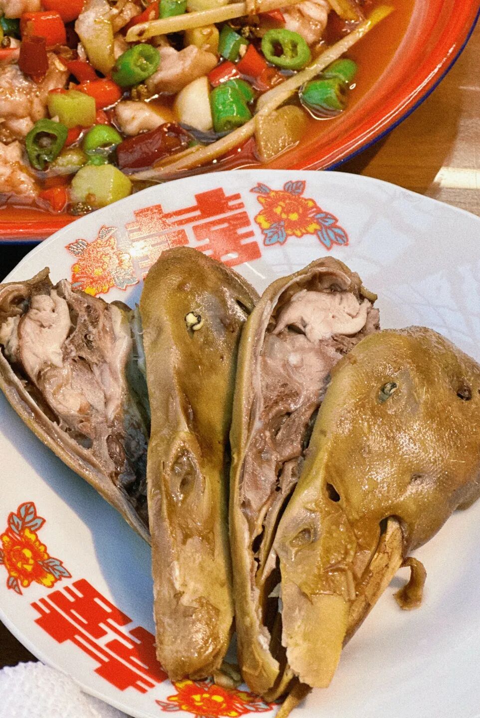 东直门附近新开的一家重庆江湖菜小馆,主打就是一个量大口味重,价格也