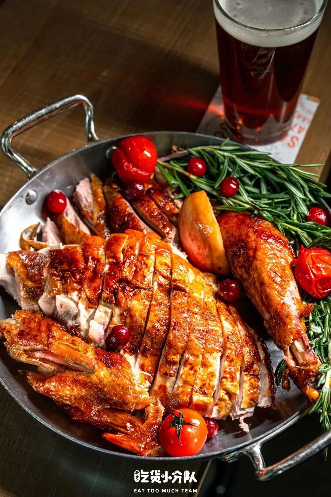 鲜啤吧餐吧的火鸡大餐终于回归了,每一只都有6千克重.