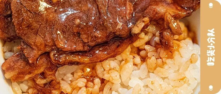 “快进去吧，再等会拼桌都没地方了！”