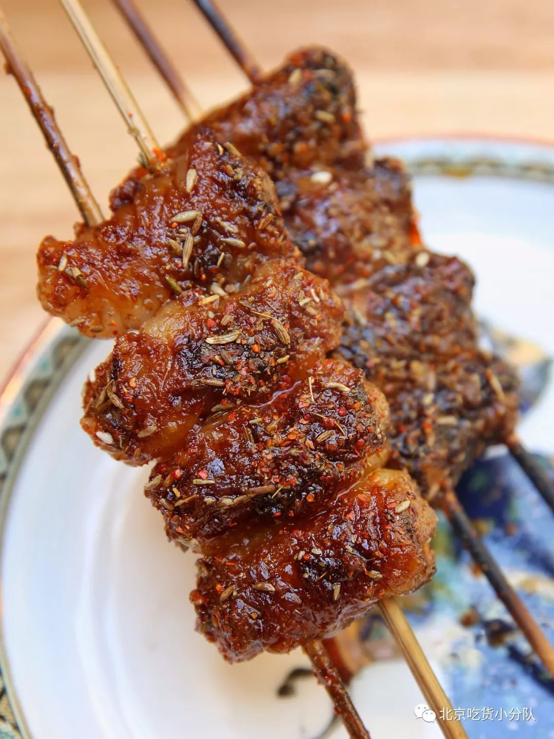 切的整张羊尾油卷起来穿成串,就是另一道极具内蒙特色的串【油包肝】