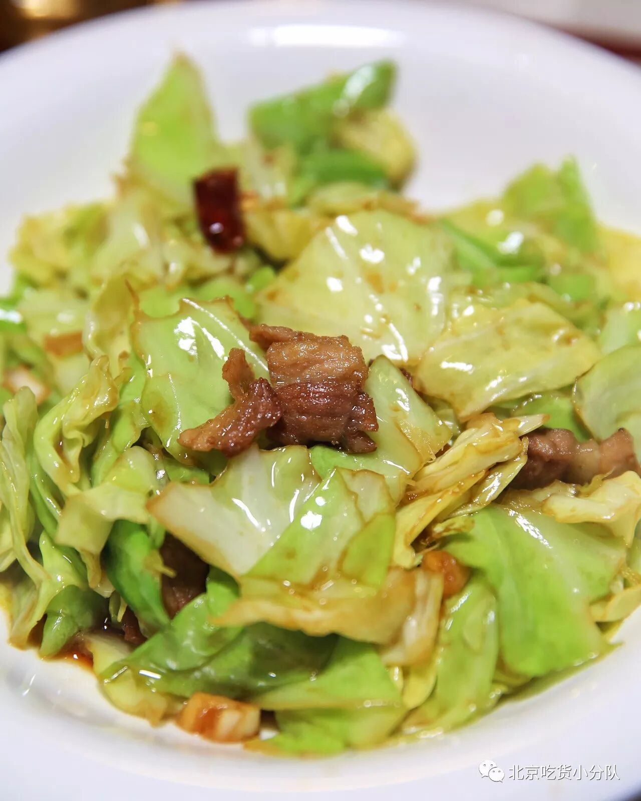 冬天【爆炒圆白菜】供应比较稳定,放点肉片一起炒的喷香.