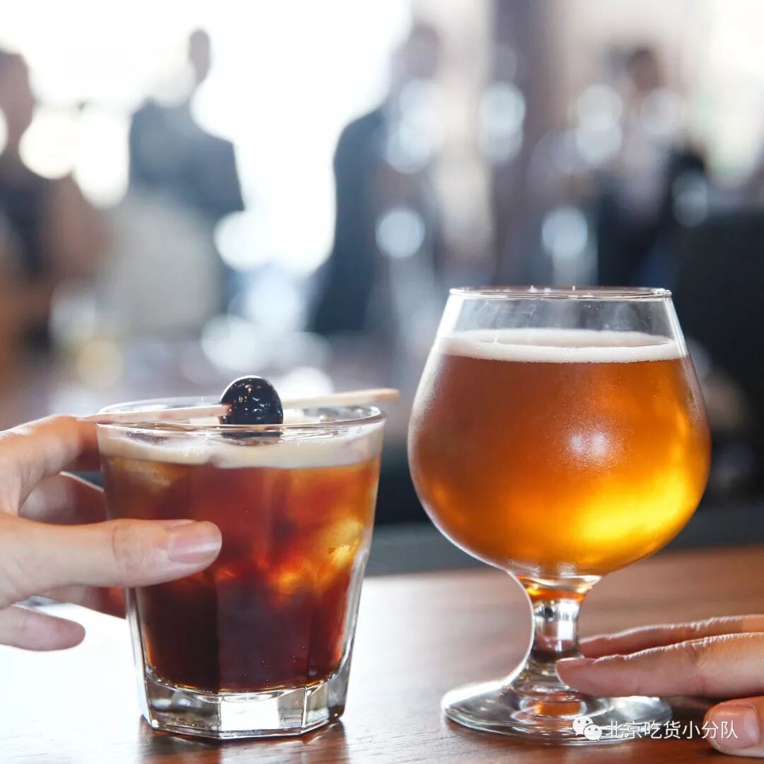 三层就是全北京唯一能喝酒的星巴克了.卖他家特调的咖啡鸡尾酒和精酿.