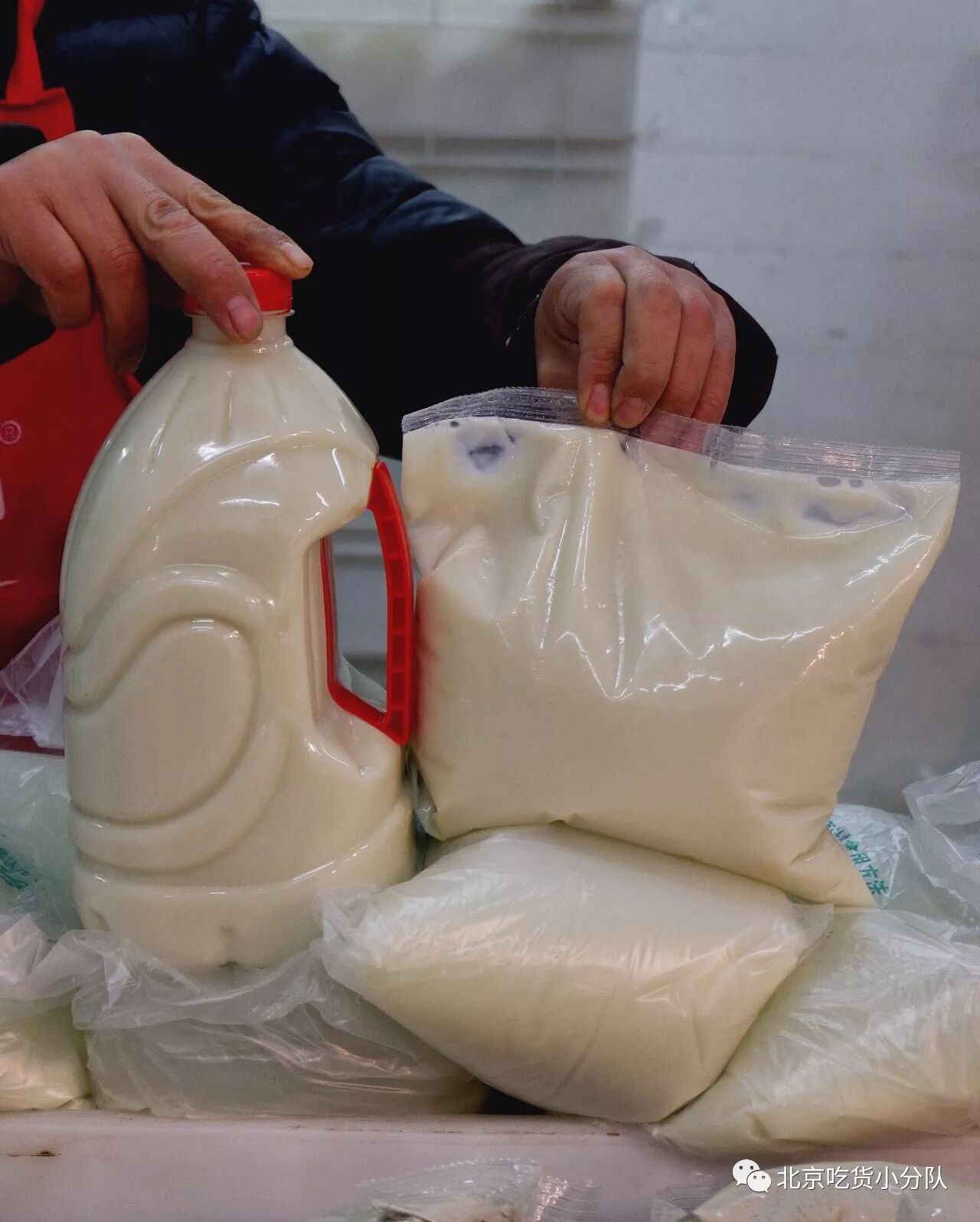 除了袋装还有桶装,据说还可以在网店上买哦~豆汁儿伴侣论袋卖焦圈儿和