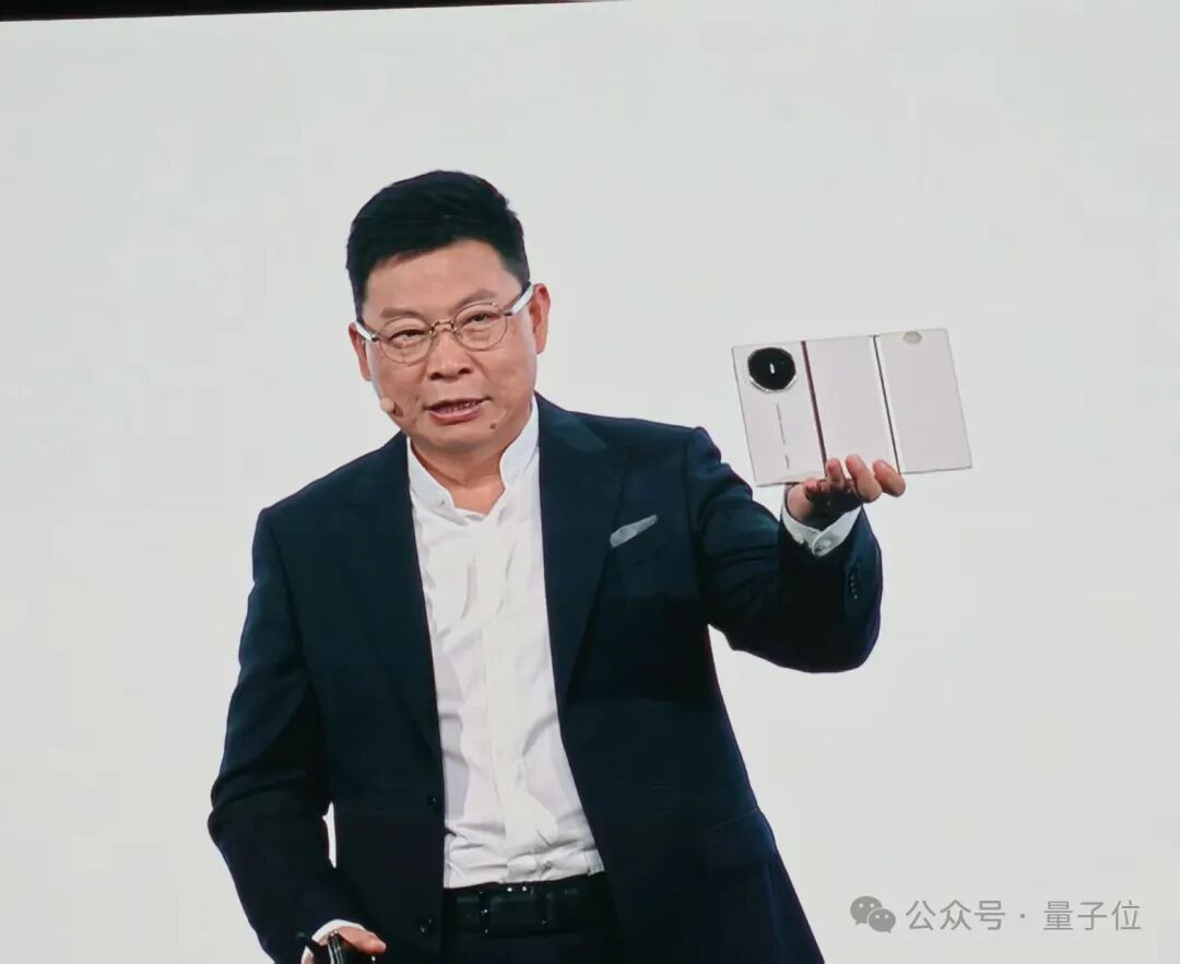 不藏了！华为麒麟9020芯片高调加持，三折叠只卖1万8 | 量子位