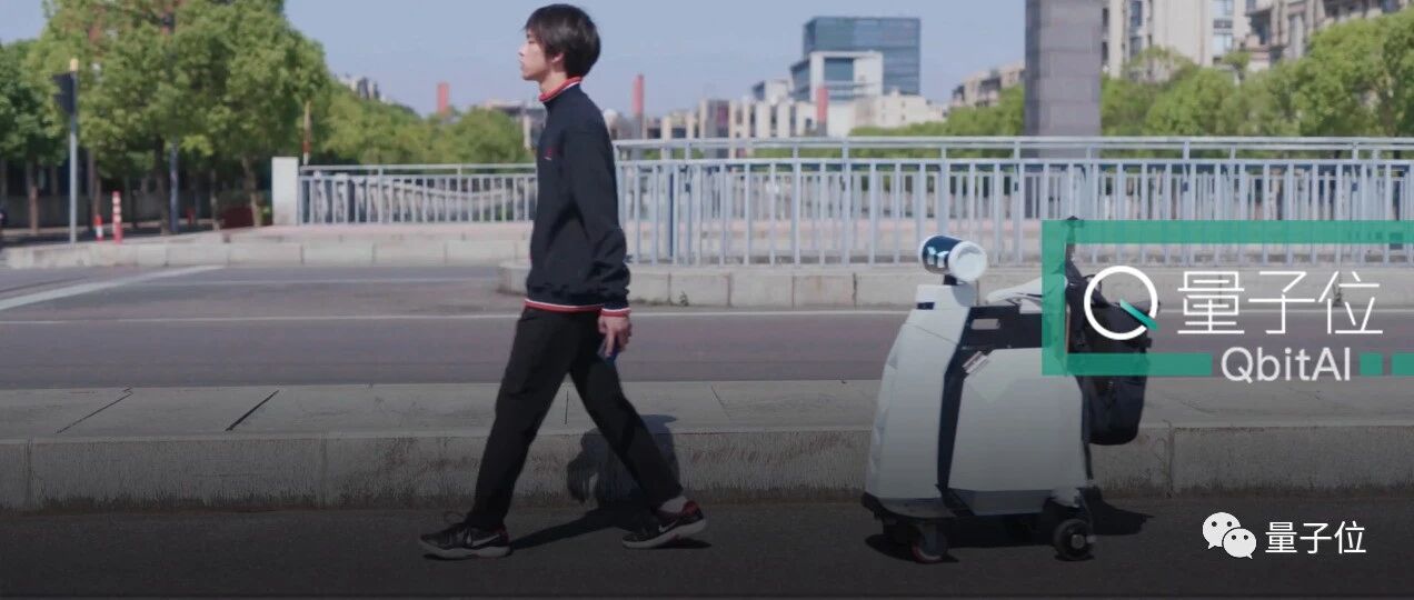 高中Up主200天肝出偷懒机器人！可拎包，全场景跟随，已获百万播放