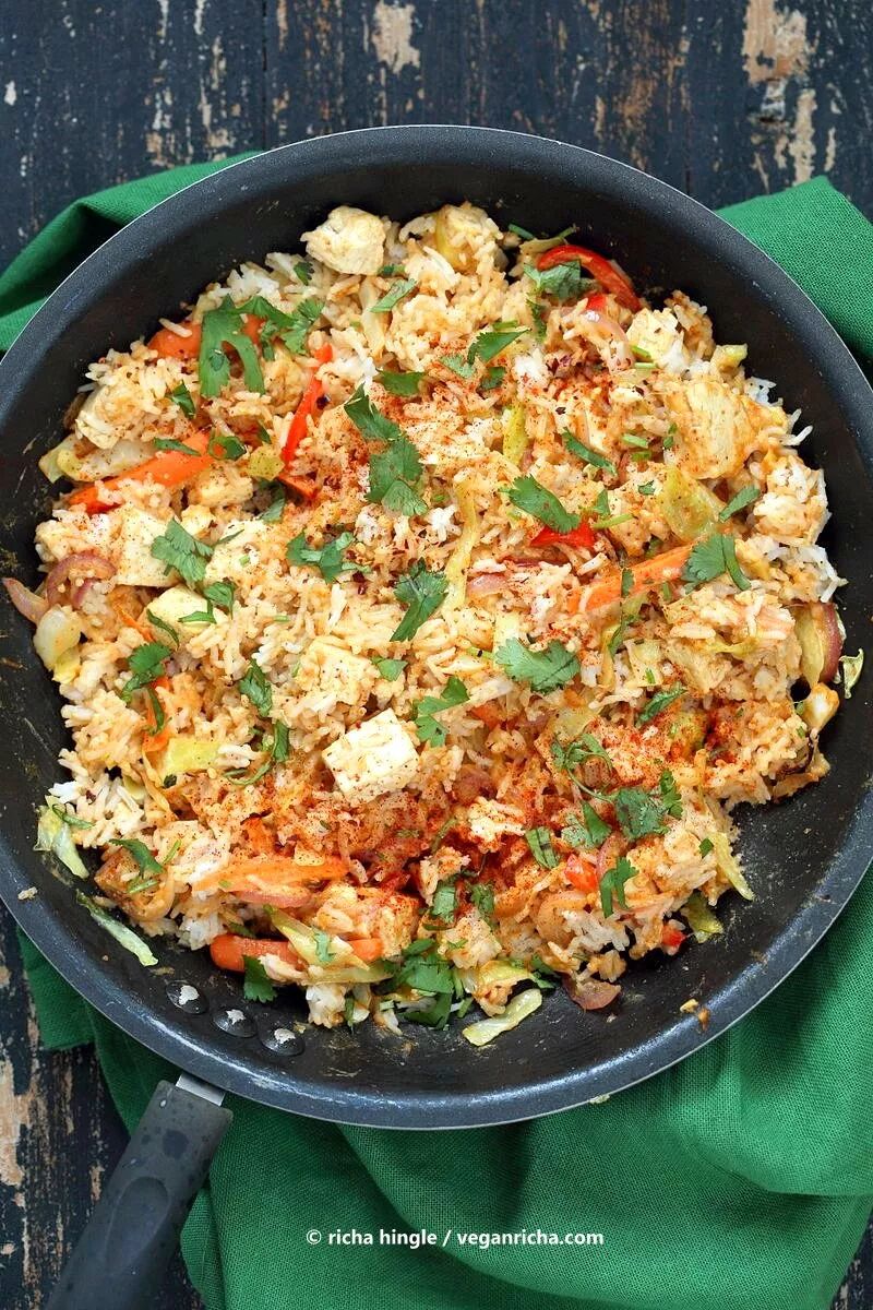 香菜/ 2大勺 糖/ 一小勺 芝麻油/ 1/2勺 椰奶/ 1/4杯 炒饭及配菜 油