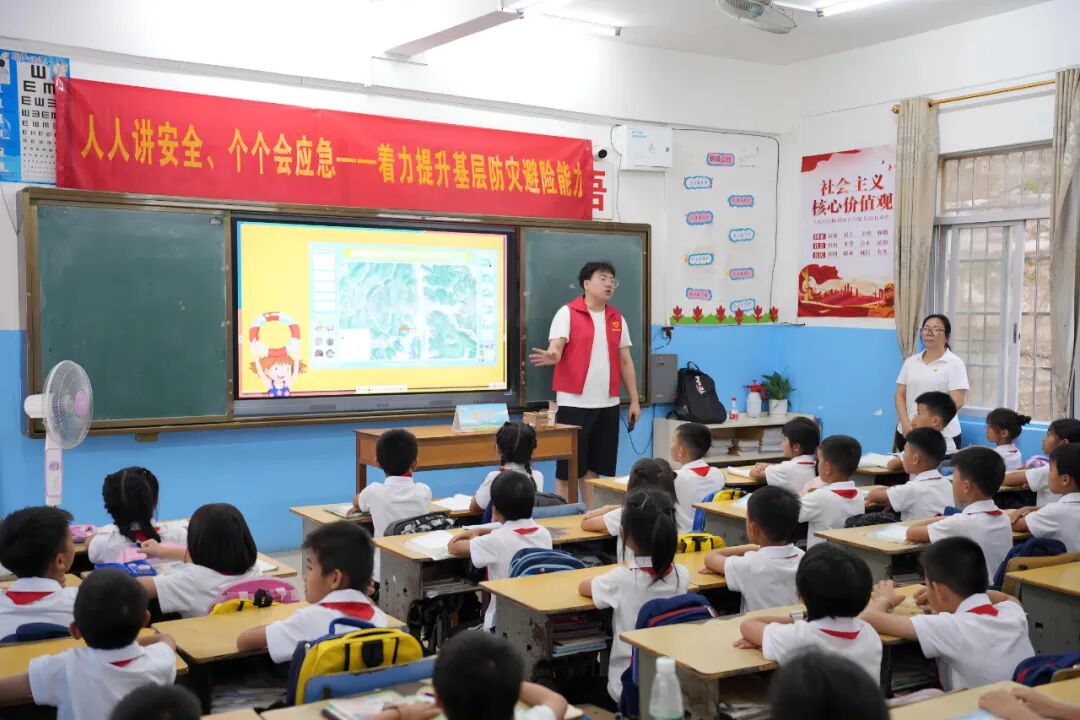 聚力"应急避险人人会" 广西开展"黄书包"志愿服务活动