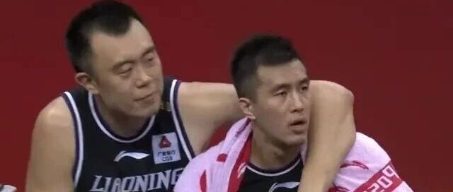 郭艾伦被骂装X，名记敲打王哲林：在球场付出时间与易建联没法比