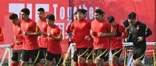 艾克森变大胖子，学C罗一日六餐减肥！李铁够狠，国脚练到全身疼