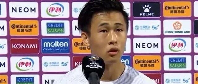 尴尬！陈戌源开心接受阿曼送的球衣，归化国脚想吐槽战术却忍回去