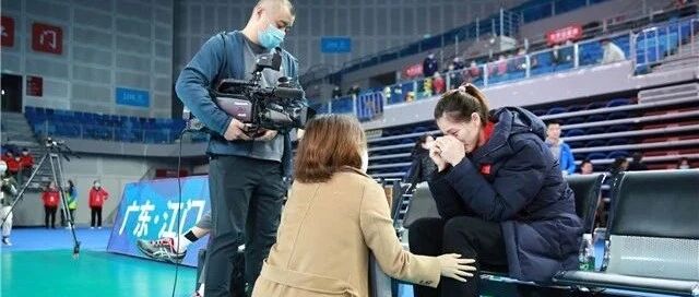 央视记者单膝下跪采访！刁琳宇痛哭太委屈，李盈莹缺席天津庆功会