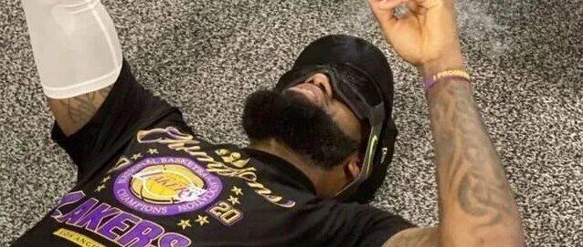 詹姆斯抽雪茄让人想起他儿子！抽烟+点赞美女，想父子同场很难了