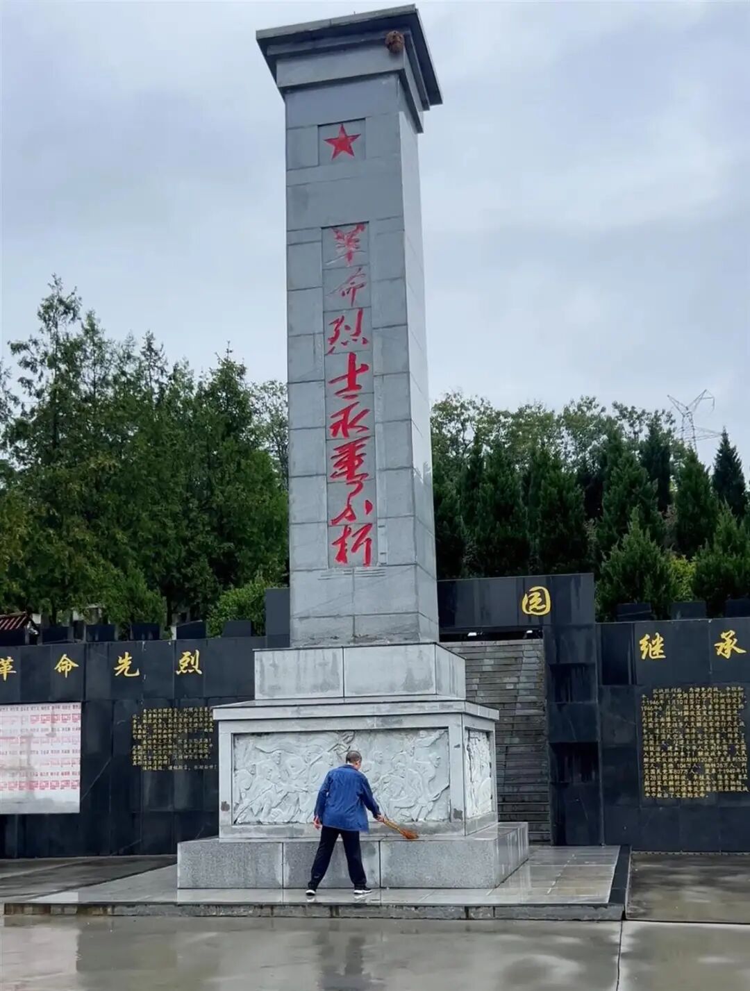 大爷借电视给烈士们看阅兵