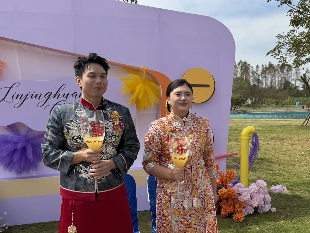 肥娟夫妇婚礼请了十多桌网友,“肥娟”夫妇补办婚礼，网友坐了近10桌，一网友送了一车..