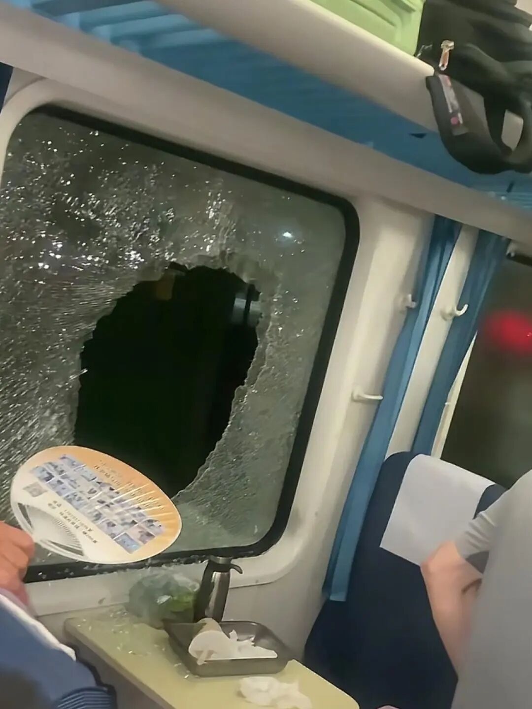 货物列车冲突致K1373次列车脱线