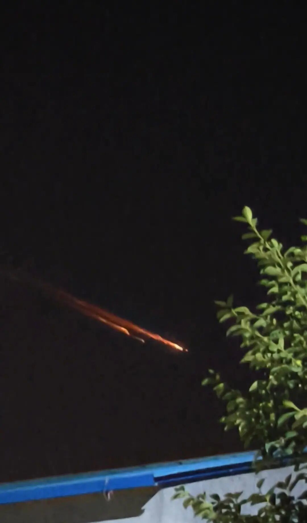 山东多地夜空现不明飞行物