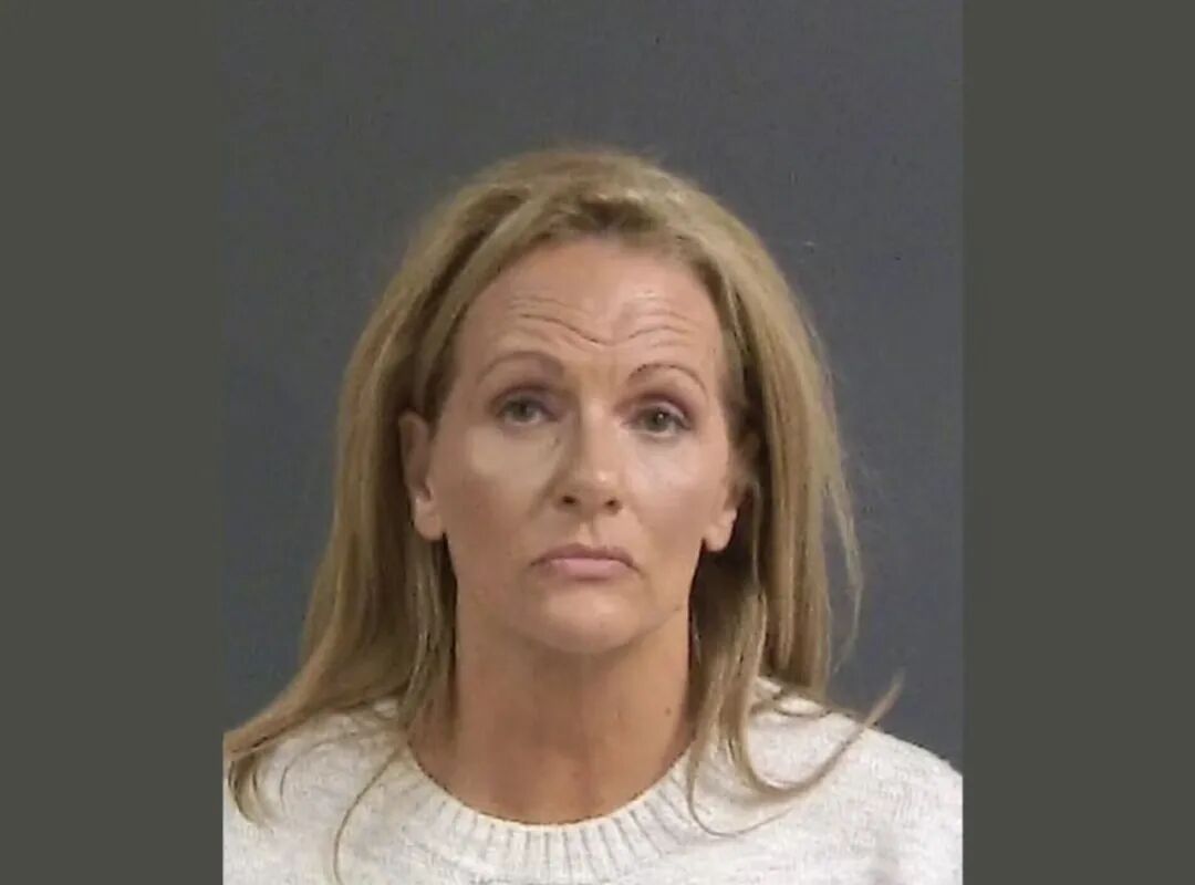 美国女子因踢打藏不雅照的丈夫被捕 丈夫否认自己被踢，警方从监控锁定证据