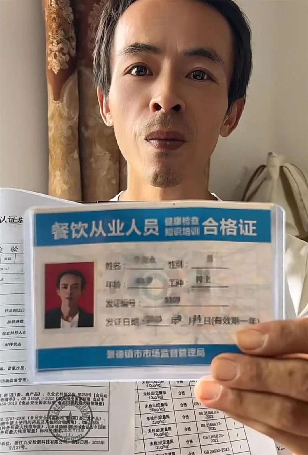 大学生卖雪王送鸡排哥高清写真