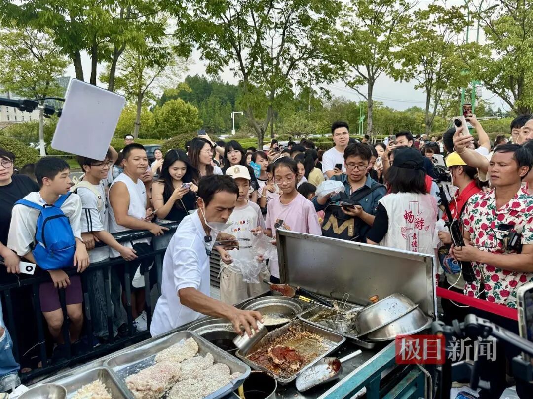 大学生卖雪王送鸡排哥高清写真