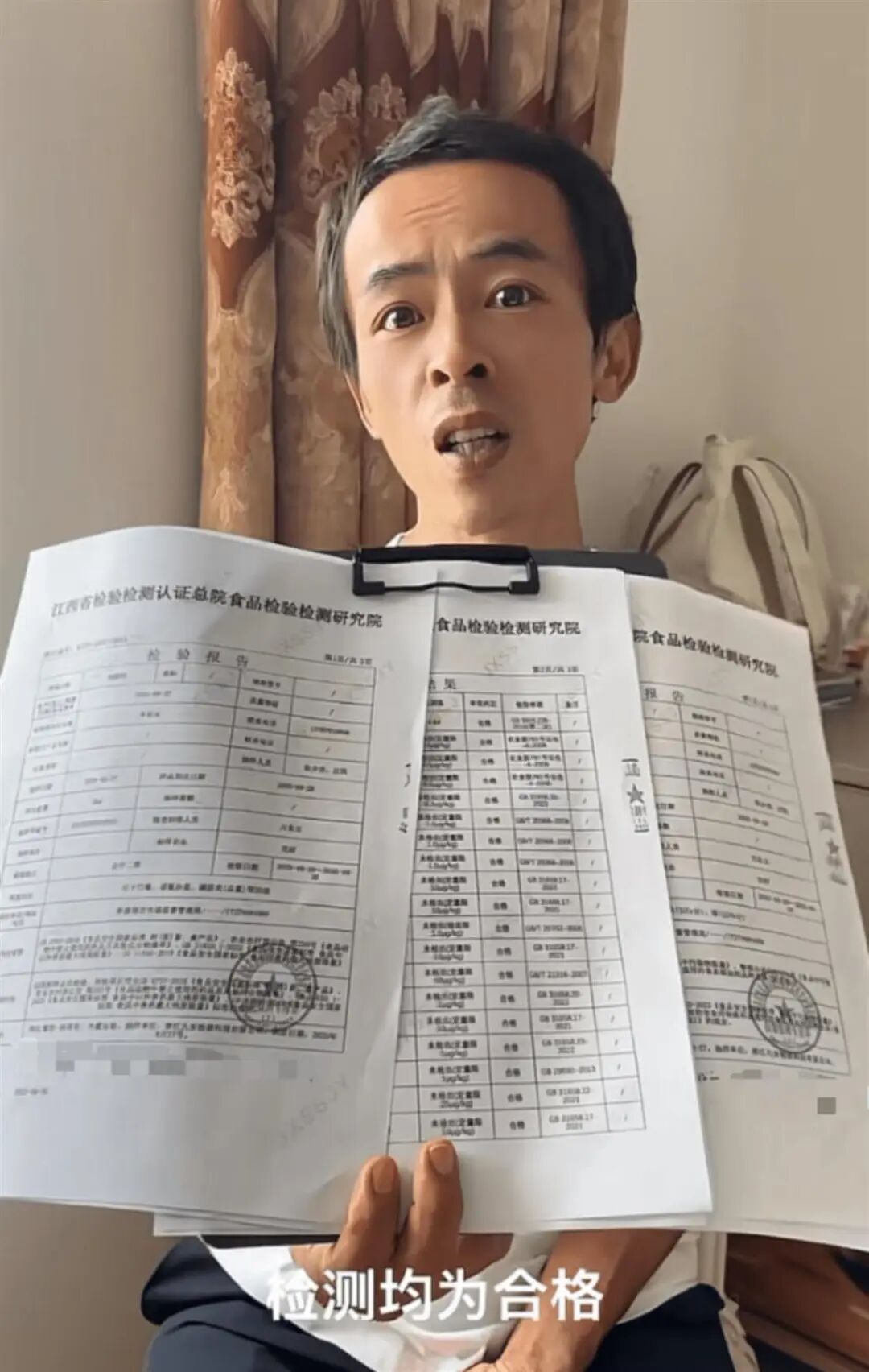 大学生卖雪王送鸡排哥高清写真,“鸡排哥”辟谣称并未计划8日休息，晒出健康证和检测报..