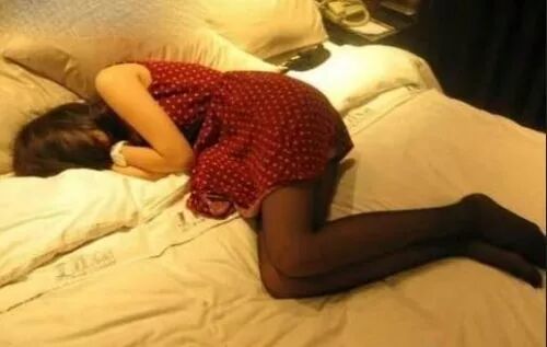 表兄弟以聚会为由迷奸多名女性朋友 拍下裸照视频