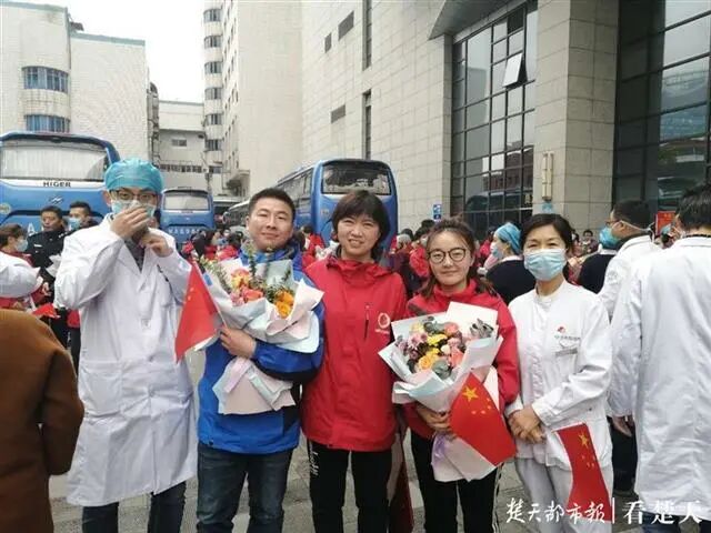 李从玲|【点赞】援鄂护士曾在华科大门前留影，没想到5个月后孩子考上这儿了！