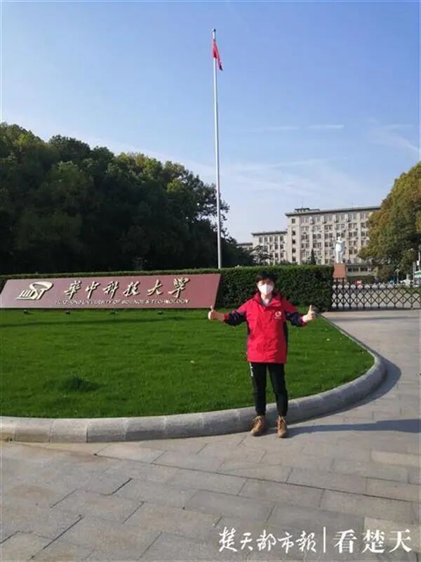 李从玲|【点赞】援鄂护士曾在华科大门前留影，没想到5个月后孩子考上这儿了！