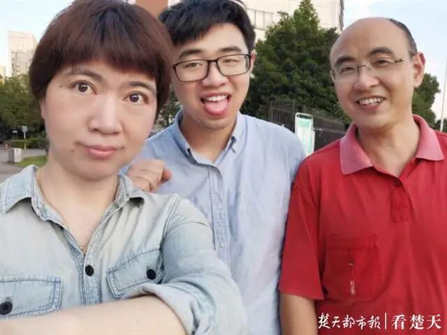 李从玲|【点赞】援鄂护士曾在华科大门前留影，没想到5个月后孩子考上这儿了！