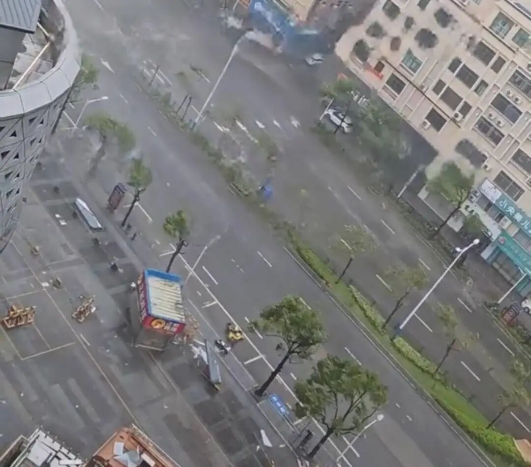 正新鸡排门店被吹走,广东阳江一正新鸡排门店台风天“离家出走”，商场：已找回，可能..