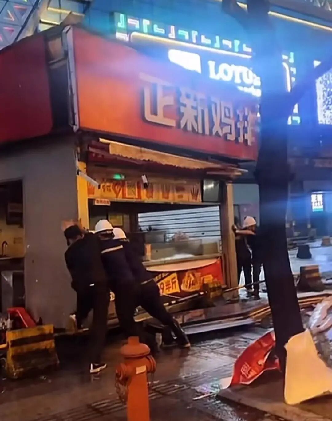正新鸡排门店被吹走