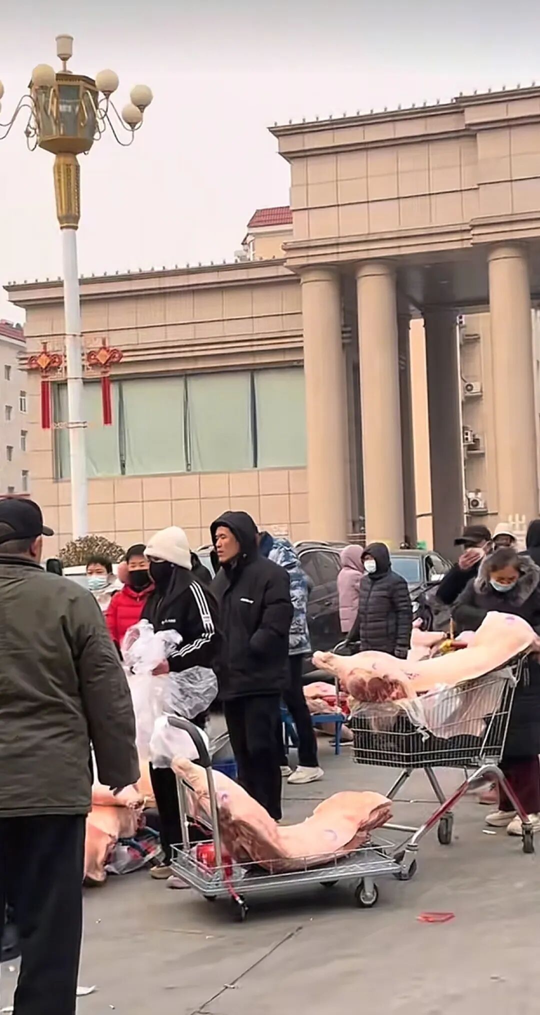 居民正排队领取猪肉