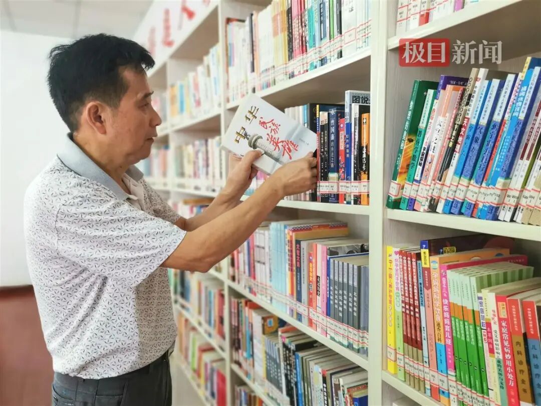 雷元坤生前在图书室忙碌的情景。 （资料照片，公安县委宣传部供图）.jpg