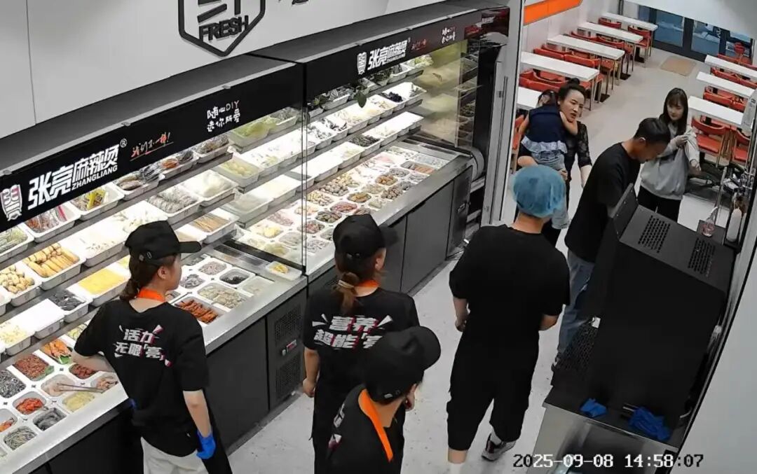 消毒柜砸向女童，男子徒手挡下
