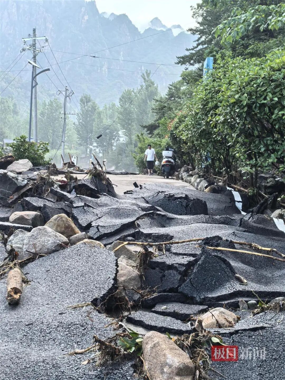 河南西峡强降雨 超800人投入救援