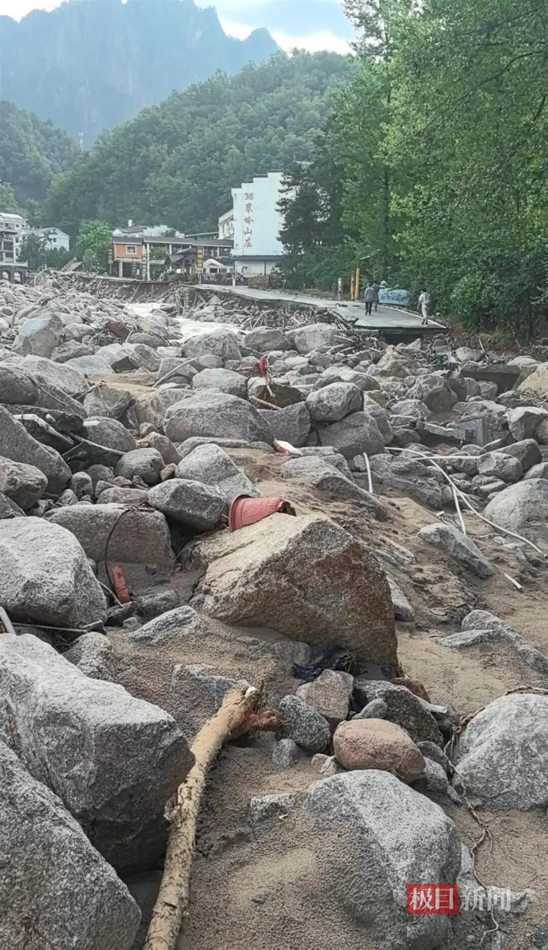 河南西峡强降雨 超800人投入救援,直击河南西峡老界岭洪灾救援：民宿老板扛着发电机下..