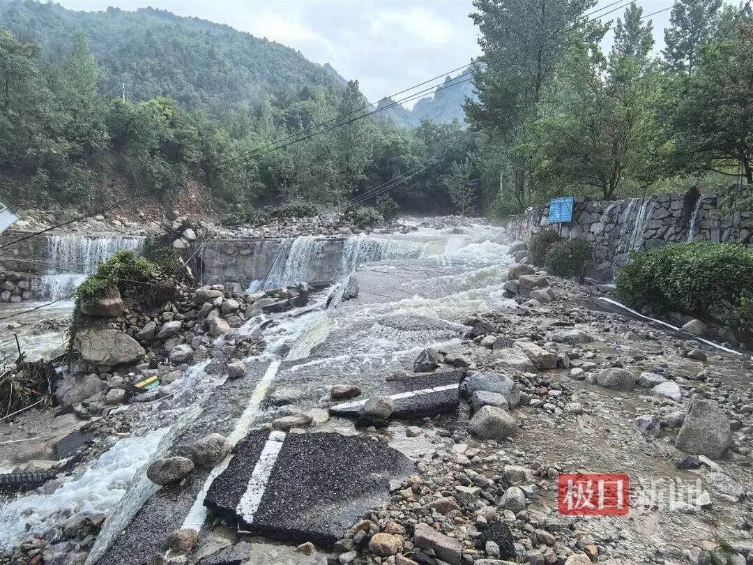 河南西峡强降雨 超800人投入救援