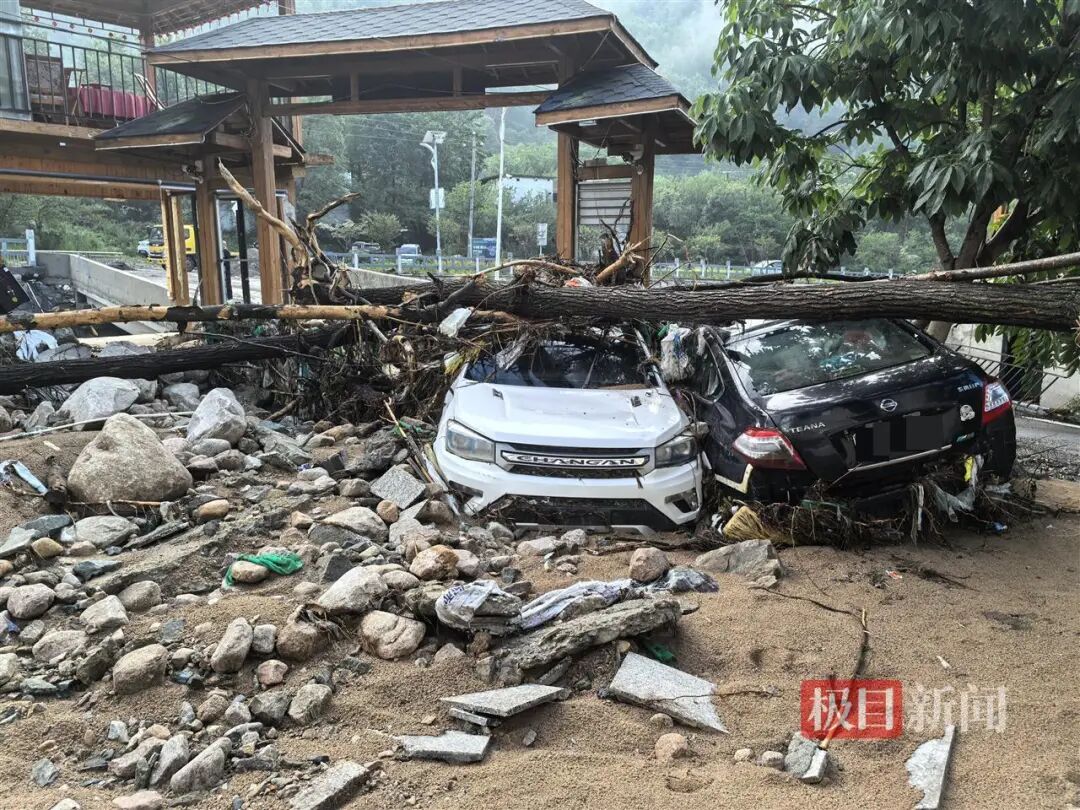 河南西峡强降雨 超800人投入救援