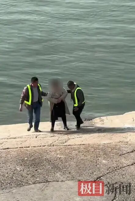 渡船安全员喻儒平和圣康俊将女子搀扶到码头值班室（目击者拍摄视频截图）.png