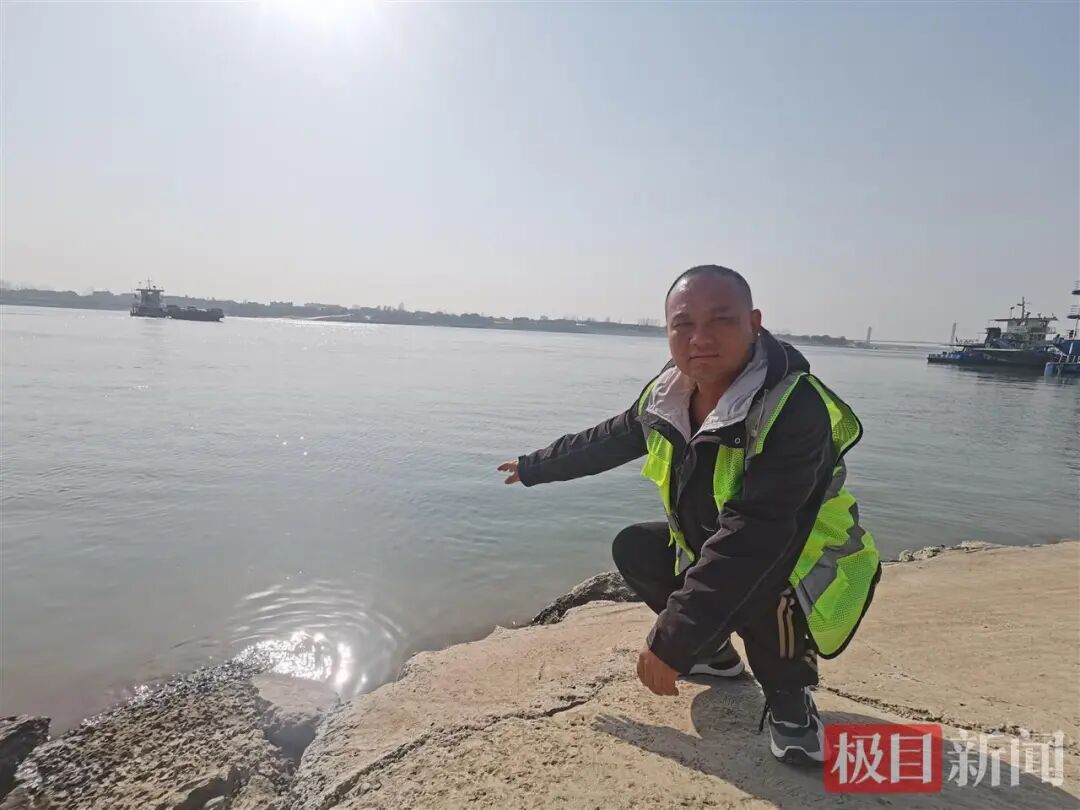 和顺96号渡船安全员圣康俊向极目新闻记者介绍救人经过（极目新闻记者 黄志刚 摄）.jpg