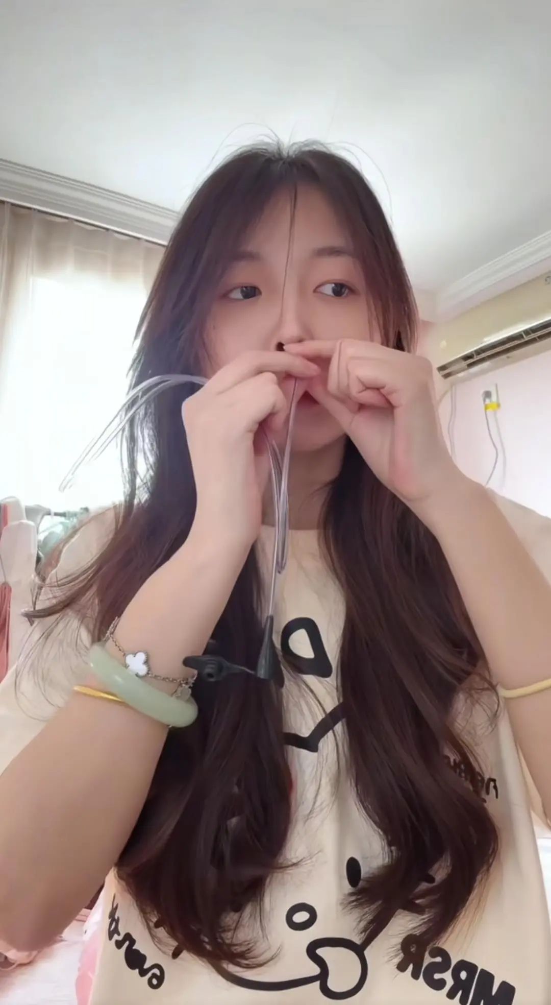 00后女孩自学插胃管,患克罗恩病的00后女孩术后自学插胃管，网友赞她“很勇敢”，凯特..