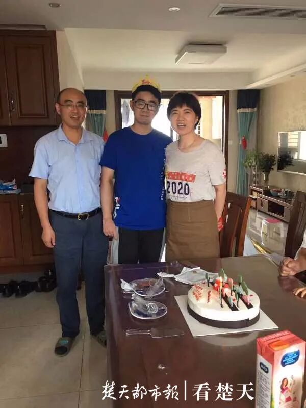 李从玲|【点赞】援鄂护士曾在华科大门前留影，没想到5个月后孩子考上这儿了！